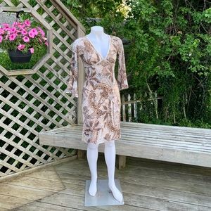 3/4 sleeve short dress w/ a paisley design
